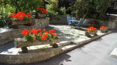 Ein Garten an der Unterkunft Hotel Alpina