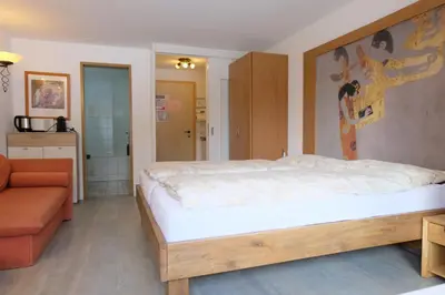 Ein Bett oder Betten in einem Zimmer der Unterkunft Artist Apartments & Hotel Garni