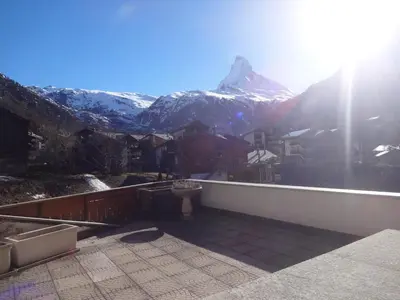 Ein allgemeiner Bergblick oder ein Berglick von des Aparthotels aus