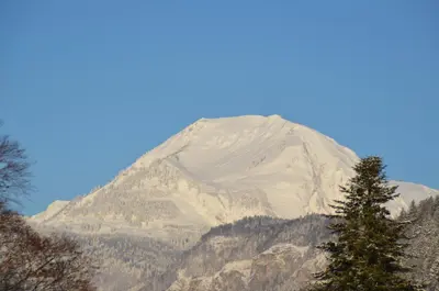Ein allgemeiner Bergblick oder ein Berglick von der Ferienwohnung aus