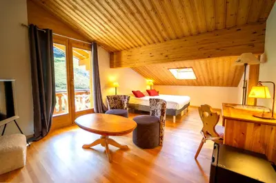 Ein Sitzbereich in der Unterkunft Hôtel Magrappé