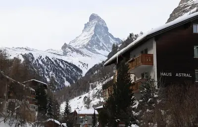 Ein allgemeiner Bergblick oder ein Berglick von der Ferienwohnung aus