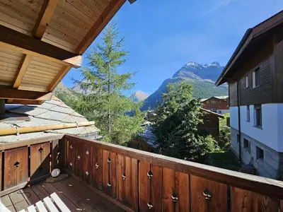 Ein allgemeiner Bergblick oder ein Berglick von des Chalets aus