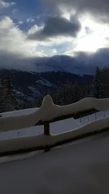 Ein allgemeiner Bergblick oder ein Berglick von des Chalets aus
