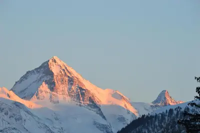 Ein allgemeiner Bergblick oder ein Berglick von des Chalets aus