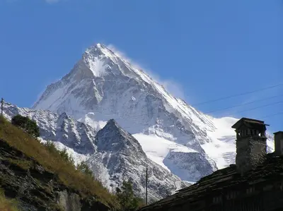 Ein allgemeiner Bergblick oder ein Berglick von des Hotels aus