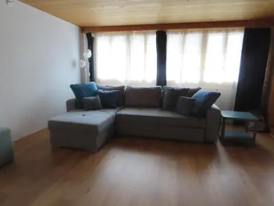 Ein Sitzbereich in der Unterkunft Holzhaus bei Interlaken