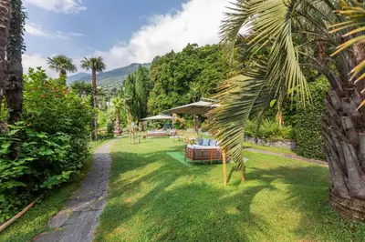 Ein Garten an der Unterkunft Parkhotel Brenscino Brissago