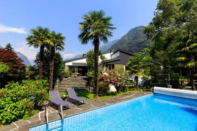 Der Swimmingpool an oder in der Nähe von Villa delle Palme