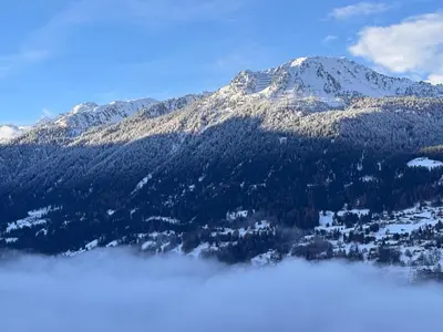 Ein allgemeiner Bergblick oder ein Berglick von des Ferienhauses aus