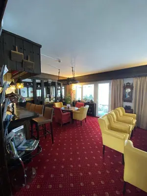Ein Sitzbereich in der Unterkunft Hotel Adonis