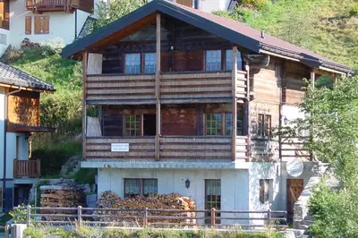 Das Gebäude in dem sich das Ferienhaus befindet