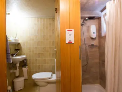 Ein Badezimmer in der Unterkunft Gasthaus Pension zum Turm