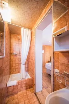 Ein Badezimmer in der Unterkunft Hotel Tell and Apartments