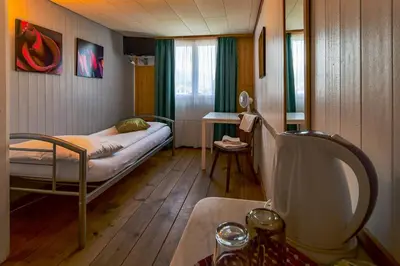 Ein Bett oder Betten in einem Zimmer der Unterkunft Hotel Tell and Apartments