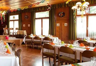 Ein Restaurant oder anderes Speiselokal in der Unterkunft Hotel Rothorn Vintage-Style