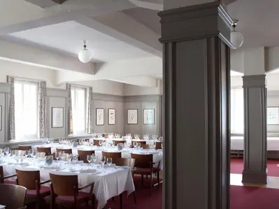 Ein Restaurant oder anderes Speiselokal in der Unterkunft Historisches Alpinhotel Grimsel Hospiz