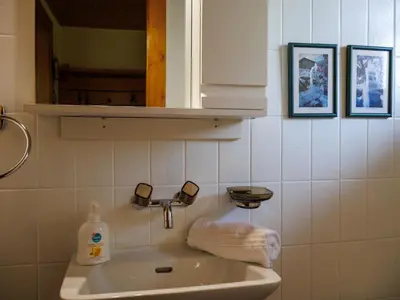 Ein Badezimmer in der Unterkunft Chalet Les Clarines by Interhome