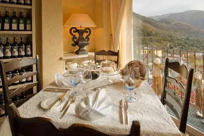 Ein allgemeiner Bergblick oder ein Berglick von des Bed & Breakfasts aus