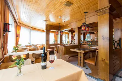 Ein Restaurant oder anderes Speiselokal in der Unterkunft Hotel Portjengrat
