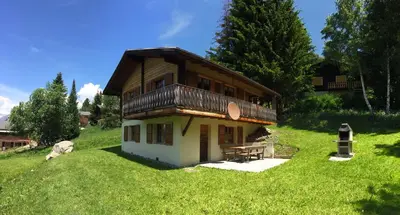 Das Gebäude in dem sich das Ferienhaus befindet