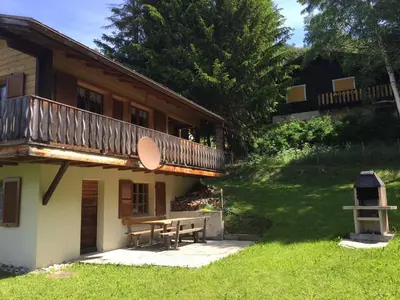 Das Gebäude in dem sich das Ferienhaus befindet