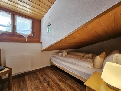 Ein Bett oder Betten in einem Zimmer der Unterkunft Sonnhüsli Dachwohnung