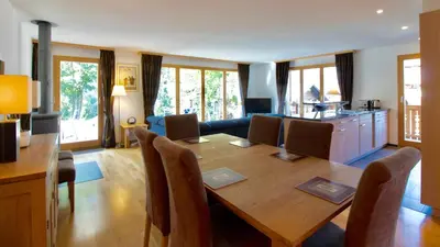 Ein Sitzbereich in der Unterkunft Chalet Fortuna 2
