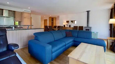 Ein Sitzbereich in der Unterkunft Chalet Fortuna 2