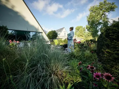 Ein Garten an der Unterkunft Deltapark Vitalresort Seevillen