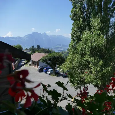 Ein allgemeiner Bergblick oder ein Berglick von des Gasthauses aus