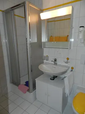 Ein Badezimmer in der Unterkunft Haus Adora