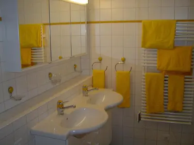 Ein Badezimmer in der Unterkunft Haus Adora