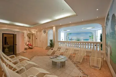 Ein Sitzbereich in der Unterkunft Hotel Olympica