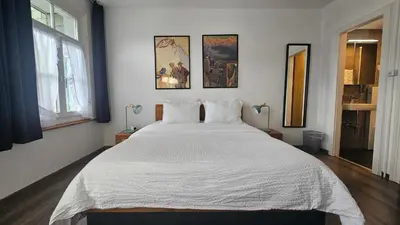 Ein Bett oder Betten in einem Zimmer der Unterkunft The Aarburg Hotel & Café