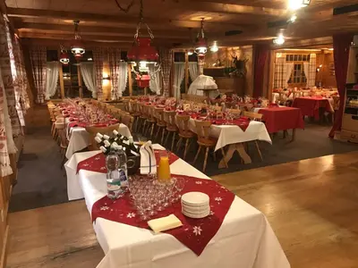 Ein Restaurant oder anderes Speiselokal in der Unterkunft Hotel Wildhorn
