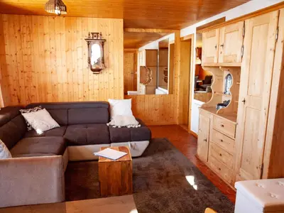 Ein Sitzbereich in der Unterkunft Chalet Saflischmannli auf der Alpe Rosswald