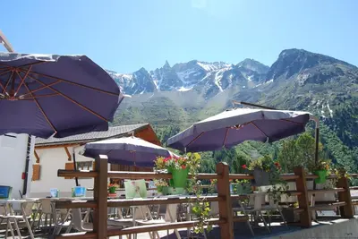 Ein allgemeiner Bergblick oder ein Berglick von des Gasthauses aus