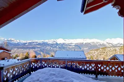 Ein allgemeiner Bergblick oder ein Berglick von des Chalets aus