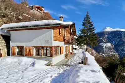 Ein allgemeiner Bergblick oder ein Berglick von des Chalets aus