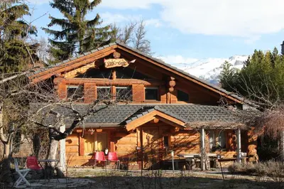 Das Gebäude in dem sich das Ferienhaus befindet