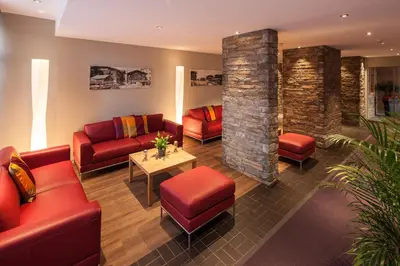 Ein Sitzbereich in der Unterkunft Alpine Hotel Perren