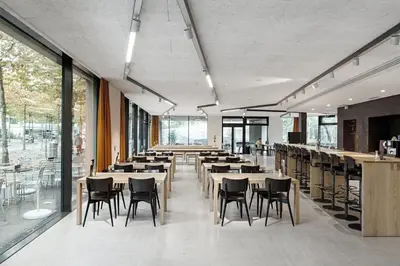 Ein Restaurant oder anderes Speiselokal in der Unterkunft Interlaken Youth Hostel