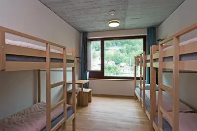 Ein Etagenbett oder Etagenbetten in einem Zimmer der Unterkunft Interlaken Youth Hostel