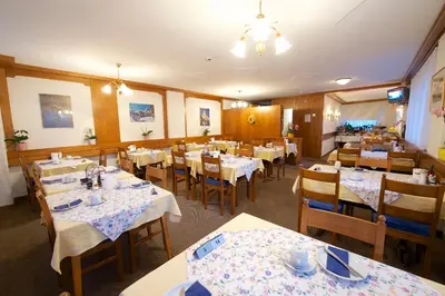 Ein Restaurant oder anderes Speiselokal in der Unterkunft Hotel Weisshorn