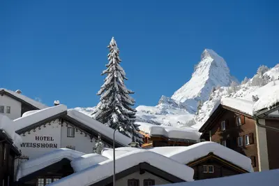 Ein allgemeiner Bergblick oder ein Berglick von der Lodge aus