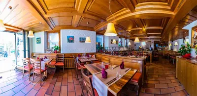 Ein Restaurant oder anderes Speiselokal in der Unterkunft Hotel Weisshorn