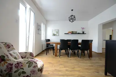 Ein Sitzbereich in der Unterkunft Interlaken Central 2