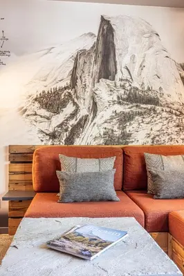 Ein Sitzbereich in der Unterkunft BaseCamp Hotel