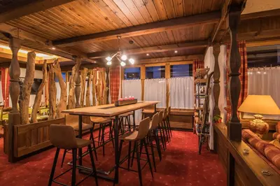 Ein Sitzbereich in der Unterkunft BaseCamp Hotel